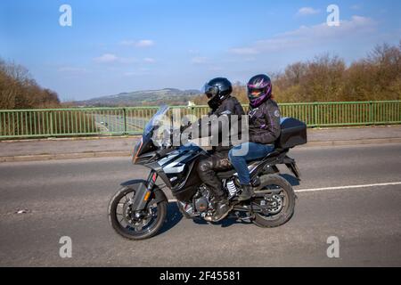 2020 KTM 1290cc Super Adventure; Motorradfahrer; zweirädriger Transport, Motorräder, Fahrzeug, Straßen, Motorräder, Motorrad-Fahrer motoring in Manchester, Großbritannien Stockfoto