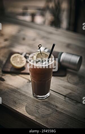 Nahaufnahme Eis americano mit Zitrone im Café-Hintergrund. Stockfoto