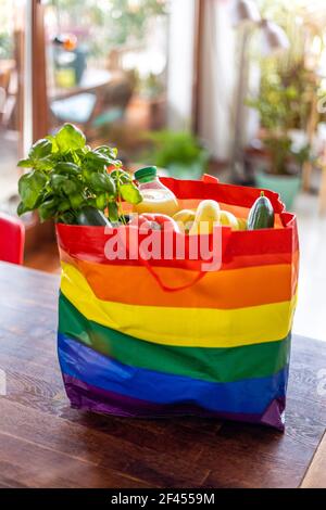 Bunte Lebensmittelbeutel mit Lebensmitteln gefüllt Stockfoto