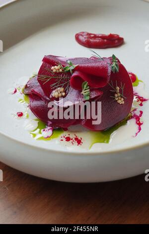 Drei-Wege-Bio-Hochland-Rote Beete-Tartare; gebratener ganzer Salat mit einheimischer Drachenfrucht und Hochlandkräutern. Stockfoto