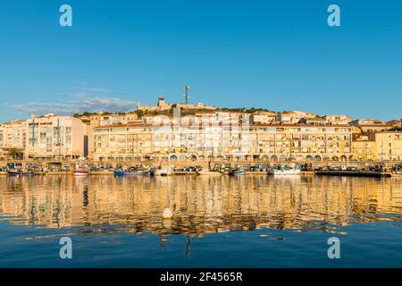 Marina von Sète bei Sonnenaufgang, ein ruhiger Morgen, in Herault, Okzitanien, Frankreich Stockfoto