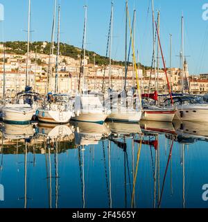 Marina von Sète bei Sonnenaufgang, ein ruhiger Morgen, in Herault, Okzitanien, Frankreich Stockfoto