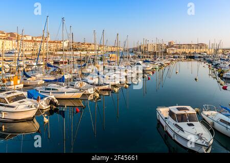 Marina von Sète bei Sonnenaufgang, ein ruhiger Morgen, in Herault, Okzitanien, Frankreich Stockfoto