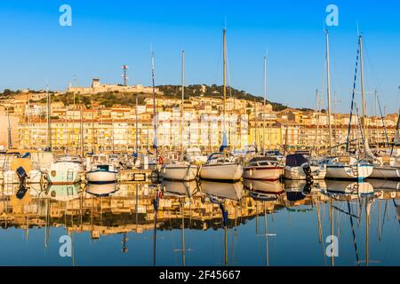 Marina von Sète bei Sonnenaufgang, ein ruhiger Morgen, in Herault, Okzitanien, Frankreich Stockfoto