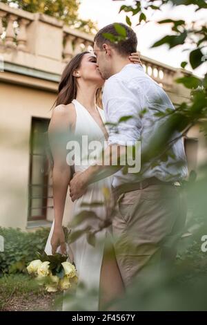Europäische junge weiße Mann und Frau in der Straße küssen Stockfoto
