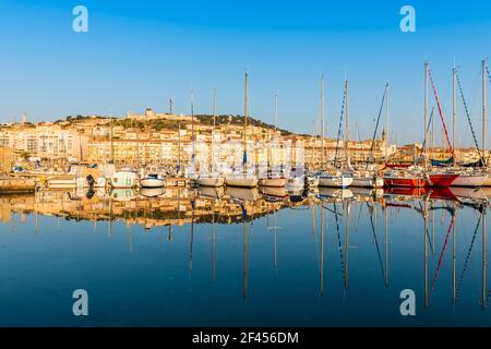 Marina von Sète bei Sonnenaufgang, ein ruhiger Morgen, in Herault, Okzitanien, Frankreich Stockfoto