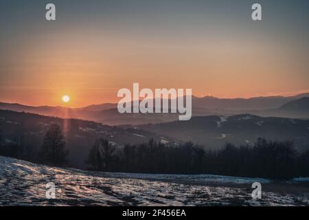 Sonnenuntergang auf dem Appeninenkamm in Emilia und Romagna. Provinz Bologna, Emilia-Romagna, Italien. Stockfoto