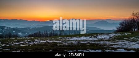 Sonnenuntergang auf dem Appeninenkamm in Emilia und Romagna. Provinz Bologna, Emilia-Romagna, Italien. Stockfoto
