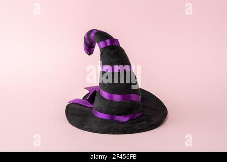 Hexenhut auf einem rosa Hintergrund. Minimales Halloween gruseliges Konzept. Stockfoto