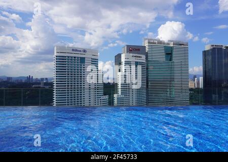 Entspannende Szene eines unendlichen Pools mit dem Hintergrund der Skyline von kuala lumpur. Stockfoto