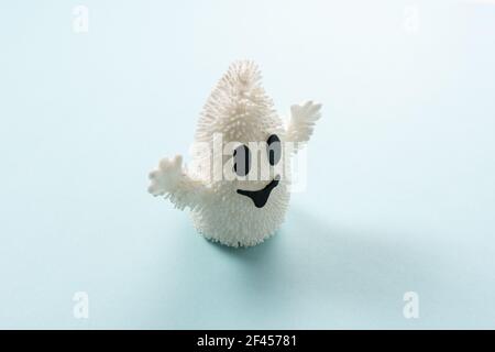 Weißer Halloween Geist auf blauem Hintergrund. Minimales Urlaubskonzept. Stockfoto