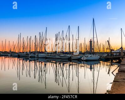 Marina von Sète bei Sonnenaufgang, ein ruhiger Morgen, in Herault, Okzitanien, Frankreich Stockfoto