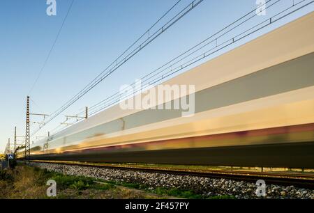 Hochgeschwindigkeitszug (TGV), auf der Eisenbahn in Frankreich Stockfoto