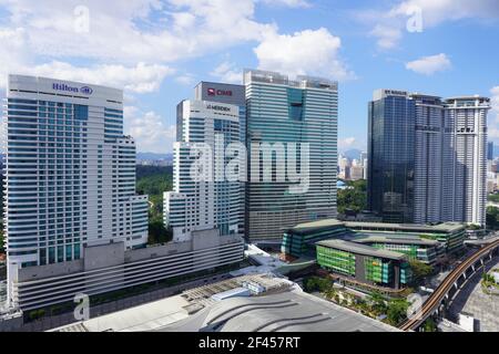 Entspannende Szene eines unendlichen Pools mit dem Hintergrund der Skyline von kuala lumpur. Stockfoto