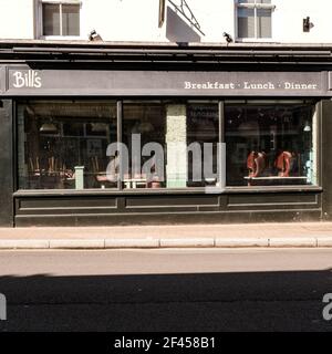 London, Großbritannien, März 19 2021, Bills’s Restaurant Burger Bar während der Covid-19 Coronavirus-Sperre geschlossen Stockfoto