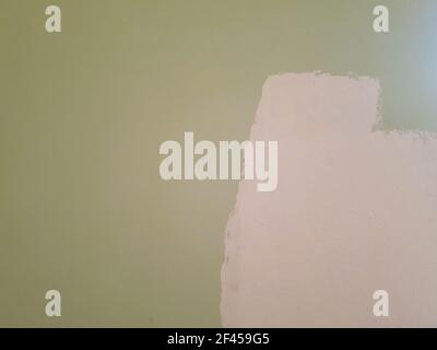 Nahaufnahme der Wand, die teilweise mit der Farbe bemalt ist Rolle Stockfoto