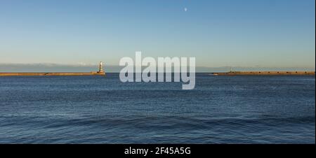 Roker Lighthouse / Roker Pier vom Strand aus gesehen (Sunderland, Wearmouth, UK) Stockfoto