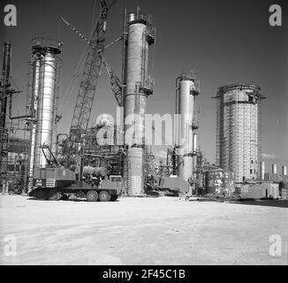 1960s, historische Außenansicht des riesigen Düngemittelkomplexes von SAFCO, der ersten Petrolchemie Saudi-Arabiens, gegründet 1965 in Dammam. Stockfoto