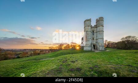 Donnington Castle bei Sonnenuntergang mit Blick auf die Landschaft, Newbury, Berkshire, England, Vereinigtes Königreich, Europa Stockfoto