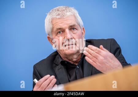 Berlin, Deutschland. März 2021, 19th. Roland Jahn, Bundesbeauftragter für die Akten des Staatssicherheitsdienstes der ehemaligen DDR (BStU), nimmt an der Abschlusspräsentation des 15th und letzten Tätigkeitsberichts der sogenannten Stasi-Aktenstelle Teil. Die Verantwortung für die Dokumente ändert sich in das Bundesarchiv. Quelle: Michael Kappeler/dpa/Alamy Live News Stockfoto