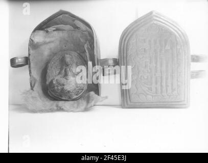 Amulett-Box mit Soogen. Medizinischer Buddha (hier Bodhisattva Maitreya mit Lotusblüte und Wasserpfeize zur Reinigung) Stockfoto