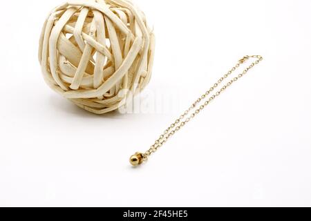 Eine Aufnahme einer goldenen Kette in einem hohen Winkel Eine weiße Oberfläche Stockfoto