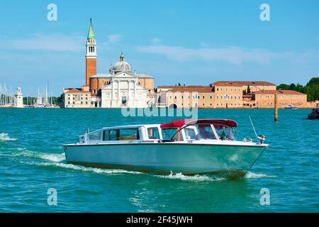 Wassertaxi in Venedig, Italien. Venezianischer Blick mit San Giorgio Maggiore und Motorboot, Stadtbild Stockfoto