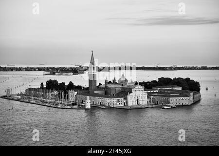 Insel San Giorgio Maggiore in Venedig, Italien. Schwarzweiß-Fotografie, venezianische Landschaft Stockfoto