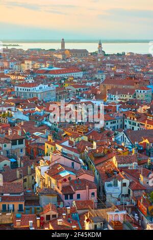 Venedig bei Sonnenuntergang, Italien. Panoramablick auf die Altstadt mit Ziegeldächern von oben, Stadtbild Stockfoto