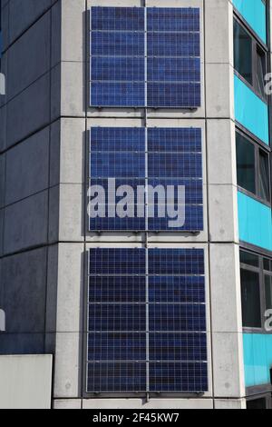 Sonnenkollektoren auf vertikaler Oberfläche eines öffentlichen Gebäudes in Marl, Deutschland. Photovoltaik-Energieerzeugung in Deutschland. Stockfoto