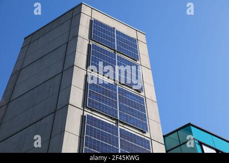 Sonnenkollektoren auf vertikaler Oberfläche eines öffentlichen Gebäudes in Marl, Deutschland. Photovoltaik-Energieerzeugung in Deutschland. Stockfoto