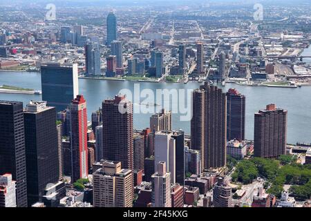 New York City - Midtown Manhattan Luftaufnahme in Richtung Tudor City, Murray Hill und East River. Auf der anderen Seite: Long Island City in Queens. Stockfoto