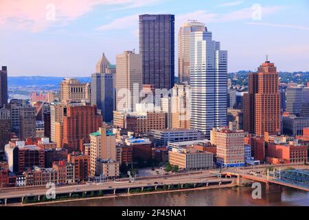 Foto des Sonnenuntergangs von Pittsburgh. Skyline von Pittsburgh in Pennsylvania. Foto der Vereinigten Staaten. Stockfoto