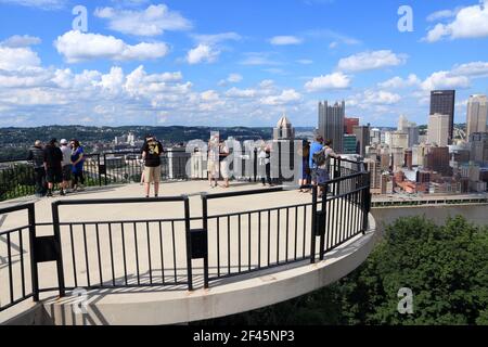 PITTSBURGH, USA - 29. JUNI 2013: die Menschen besuchen die Skyline blicken in Pittsburgh. Mit einer Bevölkerung von 306,211 Es ist die 2. größte Stadt in den USA stat Stockfoto