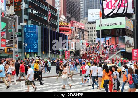 NEW YORK, USA - Juli 4, 2013: die Menschen besuchen Sie den Times Square in New York. Den Platz an der Kreuzung von Broadway und 7. Avenue hat rund 39 Millionen Besucher ein Stockfoto