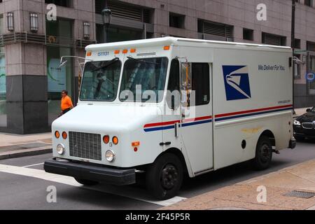 PHILADELPHIA, USA - 11. JUNI 2013: United States Postal Service van in Philadelphia. USPS ist der Betreiber der größten zivilen Fahrzeugflotte in der Stockfoto