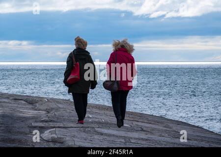 Lyme Regis, Dorset, Großbritannien. März 2021, 19th. UK Wetter: Sonnenschein und Wolken zusammen mit einer kühlen Brise im Badeort Lyme Regis. Die Leute machen einen flotten Spaziergang entlang der Cobb, aber eine erfrischende Meeresbrise hielt viele Menschen fern. Kredit: Celia McMahon/Alamy Live Nachrichten Stockfoto