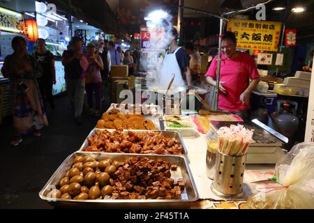 TAIPEI, TAIWAN - 4. DEZEMBER 2018: Verkäufer verkauft stinkende Tofu, Fleisch und Eier auf dem Raohe Nachtmarkt in Taipei. Nachtmärkte sind ein großer Teil von Taiwa Stockfoto