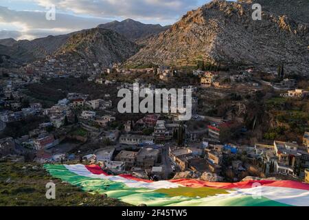 Akre, Irak. März 2021, 18th. Kurden setzen in der Altstadt von Akre eine Flagge Kurdistans über einen der Berge.die Stadt Akre im Gouvernement Duhok bereitet sich darauf vor, Nowruz (das persische Neujahr oder das kurdische Neujahr) zu feiern, indem sie Fahnen über den Bergen aufhängen. Das persische Neujahr oder das Kurdische Neujahr ist eine alte zoroastrische Tradition, die von Iranern und Kurden am 20th. März jedes Jahres gefeiert wird und mit der Frühlingstaquinoktikum zusammenfällt. (Foto: Ismael Adnan/SOPA Images/Sipa USA) Quelle: SIPA USA/Alamy Live News Stockfoto