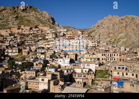 Akre, Irak. März 2021, 18th. Blick auf Häuser, die am Berghang der Altstadt von Akre gebaut wurden.die Stadt Akre im Gouvernement Duhok bereitet sich darauf vor, Nowruz (das persische Neujahr oder das kurdische Neujahr) zu feiern, indem sie Flaggen über den Bergen aufhängt. Das persische Neujahr oder das Kurdische Neujahr ist eine alte zoroastrische Tradition, die von Iranern und Kurden am 20th. März jedes Jahres gefeiert wird und mit der Frühlingstaquinoktikum zusammenfällt. (Foto: Ismael Adnan/SOPA Images/Sipa USA) Quelle: SIPA USA/Alamy Live News Stockfoto