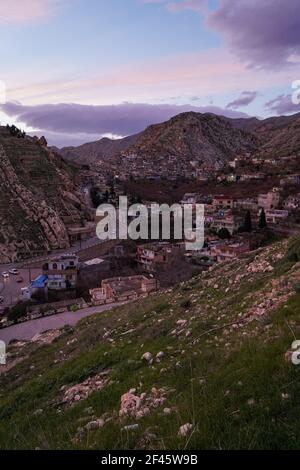 Akre, Irak. März 2021, 18th. Blick auf den Sonnenuntergang über der Altstadt von Akre.die Stadt Akre im Gouvernement Duhok bereitet sich darauf vor, Nowruz (das persische Neujahr oder das kurdische Neujahr) mit Fahnen über den Bergen zu feiern. Das persische Neujahr oder das Kurdische Neujahr ist eine alte zoroastrische Tradition, die von Iranern und Kurden am 20th. März jedes Jahres gefeiert wird und mit der Frühlingstaquinoktikum zusammenfällt. (Foto: Ismael Adnan/SOPA Images/Sipa USA) Quelle: SIPA USA/Alamy Live News Stockfoto