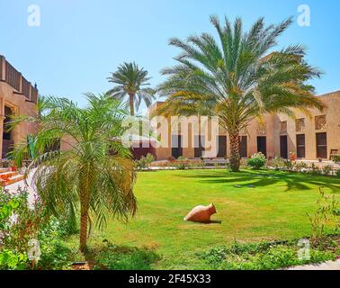 Genießen Sie den wunderschönen kleinen Garten des Historischen Museums, inmitten seines alten Innenhofs, Al Shindagha Nachbarschaft, Dubai, VAE Stockfoto