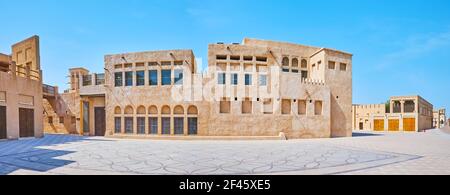 Panorama der historischen adobe-Villen, gelegen am Ufer des Dubai Creek in Al Shindagha Nachbarschaft, Dubai, VAE Stockfoto