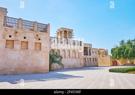 Die restaurierten lehmziegelmauern von Häusern in Al Shindagha Nachbarschaft, Dubai, VAE Stockfoto