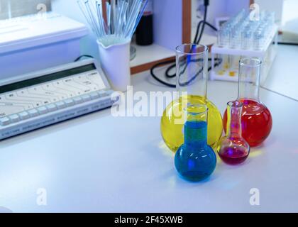 Bunte Reagenzgläser und Kolben im Labor. Stockfoto