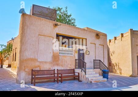 Die Fassade des traditionellen Hauses in Al Shindagha Nachbarschaft mit Holzbänken im Vordergrund, Dubai, VAE Stockfoto