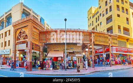 Panorama des hölzernen Tores des alten Souks (Markt), in Bur Dubai gelegen, und berühmt unter den Touristen, Dubai, VAE Stockfoto