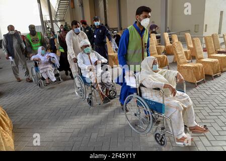 Lahore, Pakistan. März 2021, 18th. Pakistanische Senioren erhalten am 18. März 2021 im größten Corona Impfinion Expo Center in Lahore, Pakistan, Dosen des von China hergestellten Sinopharm-Impfstoffs. Pakistan erhielt am Mittwoch eine chinesische Spende von 500.000 Dosen Sinopharm-Impfstoff, wodurch das Land insgesamt 1 Millionen Schüsse. Pakistan hat 612.315 Coronavirus-Fälle und 13.656 Todesfälle verzeichnet, wobei in den letzten 24 Stunden 2.351 Infektionen und 91 Todesfälle gemeldet wurden. (Foto von Rana Sajid Hussain/Pacific Press/Sipa USA) Quelle: SIPA USA/Alamy Live News Stockfoto