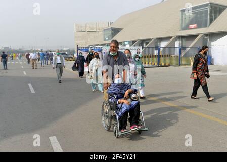 Lahore, Pakistan. März 2021, 18th. Pakistanische Senioren erhalten am 18. März 2021 im größten Corona Impfinion Expo Center in Lahore, Pakistan, Dosen des von China hergestellten Sinopharm-Impfstoffs. Pakistan erhielt am Mittwoch eine chinesische Spende von 500.000 Dosen Sinopharm-Impfstoff, wodurch das Land insgesamt 1 Millionen Schüsse. Pakistan hat 612.315 Coronavirus-Fälle und 13.656 Todesfälle verzeichnet, wobei in den letzten 24 Stunden 2.351 Infektionen und 91 Todesfälle gemeldet wurden. (Foto von Rana Sajid Hussain/Pacific Press/Sipa USA) Quelle: SIPA USA/Alamy Live News Stockfoto