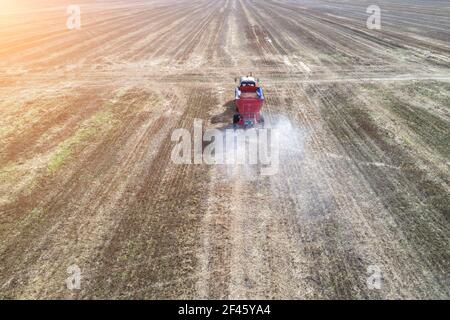 Traktor Verbreitung von Kunstdünger im Feld. Stockfoto